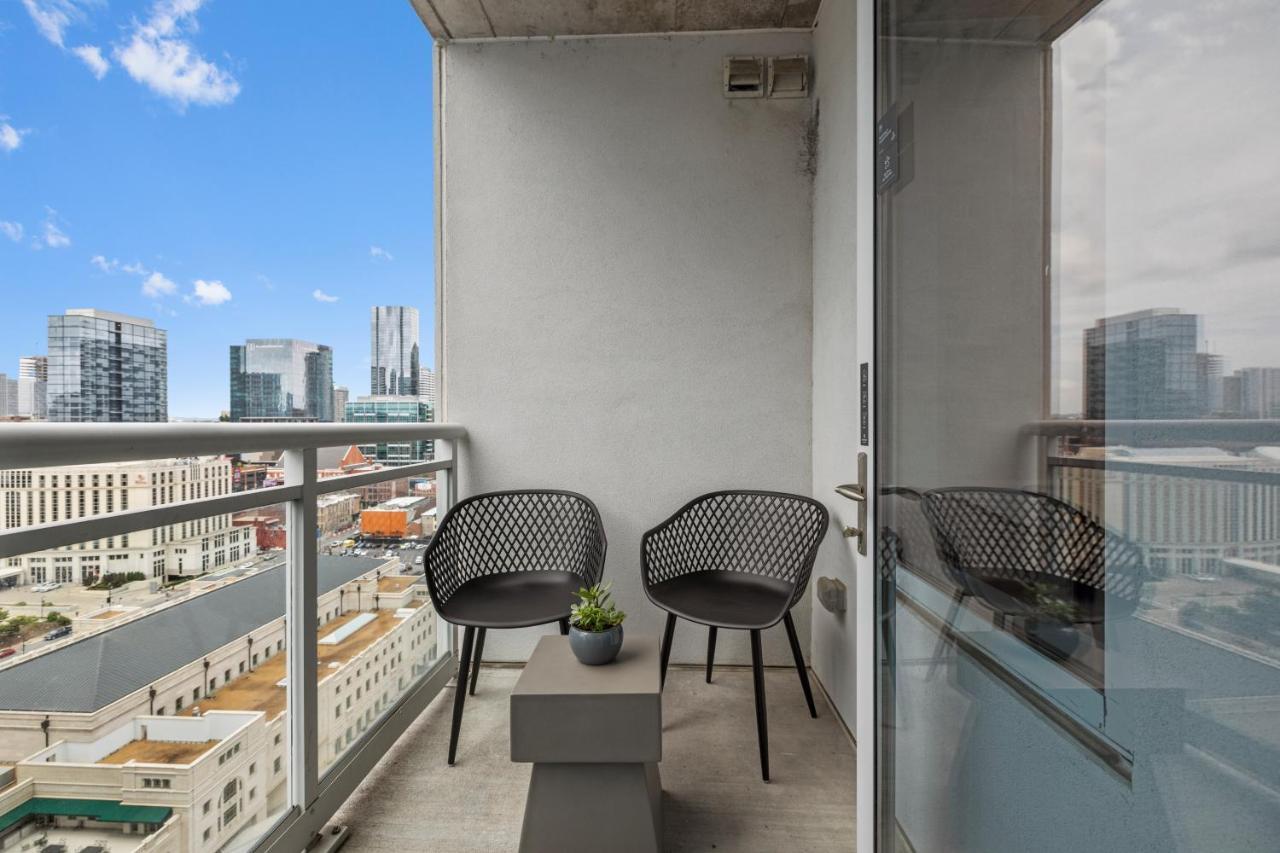 Placemakr Premier Sobro Нэшвилл Экстерьер фото A balcony in a residential apartment